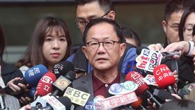 丁守中慰問驗票律師團（1）台北地方法院預定11日完成台北市長選舉驗票作業，國民黨台北市長候選人丁守中、前立委丁守中（中）下午到信義區公所，為驗票律師團加油打氣，並接受媒體訪問。中央社記者吳家昇攝　107年12月11日
