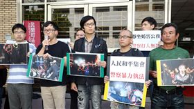 占政院案二審（2）太陽花學運「323攻占行政院」案，台灣高等法院25日開庭，被告魏揚（前左2）等16人出庭；民間司改會在開庭前召開記者會，主張「捍衛民主，集會無罪」。中央社記者郭日曉攝  107年9月25日