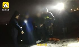 到結冰池塘溜冰！冰下竟發現失蹤老人
（圖／翻攝自梨視頻）