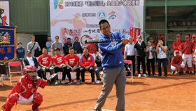 ▲陳金鋒（右）為大會開球。（圖／高市運發局提供）