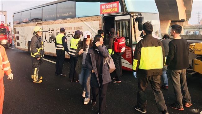 汐五高架傳7車連環追撞　女輕傷送醫
