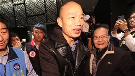 韓國瑜北上力挺陳炳甫（2）高雄市長韓國瑜（中）22日北上為國民黨台北市立委補選候選人陳炳甫（左）加油打氣，吸引大批民眾到場，韓國瑜身穿黑色皮衣亮相，氣氛熱烈。中央社記者吳家昇攝　108年1月22日