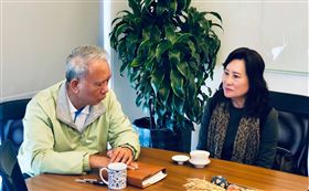 魏應充拜訪徐生明遺孀謝榮瑤。（圖／徐生明棒球發展協會提供）