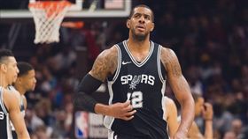 ▲馬刺禁區大將艾德里奇（LaMarcus Aldridge）籃下連挨76人新秀2火鍋。（圖／翻攝自推特）