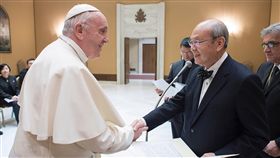 保安宮董事長晉見教宗方濟各保安宮董事長廖武治（右2）14日上午晉見教宗方濟各，邀請教宗訪問台灣，教宗表示感謝。（駐教廷大使館提供）中央社記者黃雅詩梵蒂岡傳真  107年3月14日