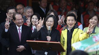 有俏皮！蔡英文站台何志偉　不忘喊這