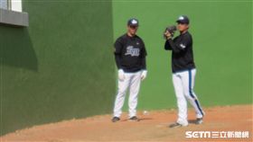 ▲Lamigo投手教練吳俊良（左）牛棚看朱俊祥練投。（圖／記者蕭保祥攝影）