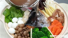 台北市立聯合醫院中興院區營養科設計以地中海飲食為特色的鮭魚頭圍爐火鍋，是可降低失智症及心血管疾病保護的飲食之一。（圖／台北市聯合醫院提供）