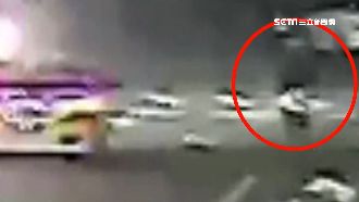 糗！騎改裝車返家　無照少年遇警自摔