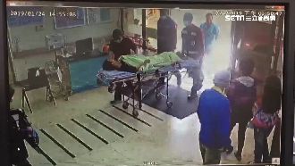 撞到男童還碾手　司機塞300元落跑