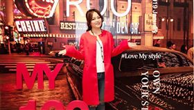 服飾品牌店改裝開幕活動，邀鐵肺歌后戴愛玲亮麗現身。（圖／iROO）