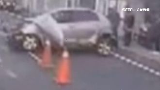 為閃小黃迴轉　轎車失控暴衝撞民宅