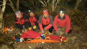 男子登北大武山受傷求援（1）由旅行社代辦攀登北大武山的登山團，一名男性團員跌落邊坡受傷求援，搜救人員以軟式擔架協助搬運至平台並申請空勤總隊直升機支援，24日上午7時許將傷者吊掛成功前往台東機場，由台東縣消防局後送至台東馬偕醫院就醫。（空勤總隊提供）中央社記者盧太城傳真  108年1月24日