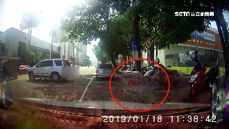 賣場推車丟路邊！婦直接違規迴轉閃人