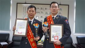 金門縣消防局鳳凰獎雙喜臨門107年度鳳凰獎日前頒獎，金門縣消防局雙喜臨門，科長鄭志偉（右）與義消楊俊偉（左）都獲表揚，兩人24日展示獎盃和獎狀，與眾人分享喜悅。中央社記者黃慧敏攝　108年1月24日