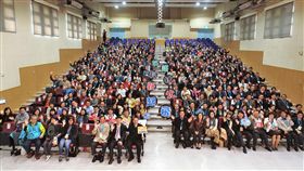 新北市府投入8億　3年達班班高速上網新北市國小校長會議24日在板橋區海山國小舉行，宣布將以3年新台幣8億元提升學校資訊環境，達到班班高速上網。新北市長侯友宜（前排右）也到場感謝校長。（教育局提供）中央社記者黃旭昇新北市傳真　108年1月24日