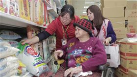 老五老基金會陪獨老開心買年貨（1）財團法人老五老基金會新竹服務中心24日舉辦「擁抱獨老、愛不打烊–陪同購物」活動，號召社工、志工陪同失能長輩逛賣場。行動不便的82歲蔡奶奶（前）說，難得可以逛賣場，買了米、醬油等民生用品，開心直呼「很暖心」。中央社記者魯鋼駿攝　108年1月24日