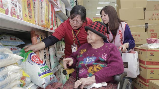 老五老基金會陪逛賣場　獨居老人暖心