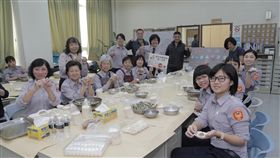 分局長號召包水餃　供春節執勤員警享用（1）新竹市警察局第一分局長蕭惠珠（2排左3）24日號召巡守隊、社區媽媽等人一起包水餃，讓春節期間執勤的員警能一同享用溫暖的「團圓飯」。中央社記者魯鋼駿攝　108年1月24日