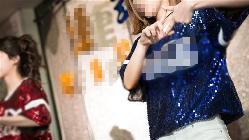 嗨過頭！10男強壓女舞者　用頭蹭胸