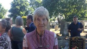 不再是孤兒！尋人多年　81歲老婦終於與親生母親相認。（圖／翻攝自／Stay With Me Exhibition Twitter）