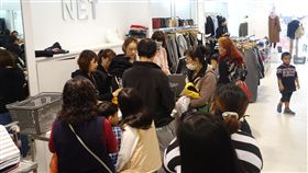 服裝品牌贈提貨券　助400家扶兒少添新衣服飾品牌NET捐贈愛心提貨券給南投家扶中心，400名兒童與少年各可分配新台幣2000元提貨券添購新衣，家扶中心24日與家長陪兒少到門市選購。（南投家扶中心提供）中央社記者蕭博陽南投傳真　108年1月24日