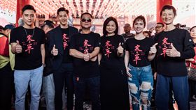 《寒單》電影至高雄三鳳宮舉辦見面會，左起鄭人碩、胡宇威、黃朝亮、楊貴媚、小薰、陳博正。（圖／想亮影藝提供）