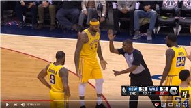 ▲『表弟』卡森斯（DeMarcus Cousins）吞下勇士生涯首次技術犯規。（圖／翻攝自House of Highlights）