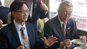 帶日本村長嚐小吃　彰化市長盼彰化肉圓前進日本日本岩手縣野田村長小田佑士（右）等人24日參訪彰化市，彰化市長林世賢（左）親自帶領小田佑士等人品嚐彰化著名小吃肉圓等，也希望有朝一日彰化小吃能走出台灣，推廣到日本。中央社記者吳哲豪彰化攝　108年1月24日