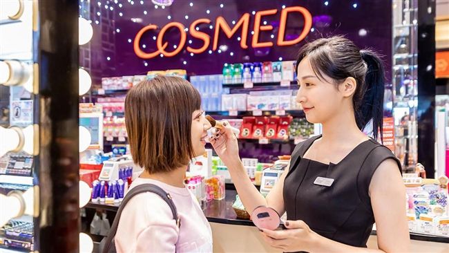 搶春節商機　康是美推專業彩妝師駐店