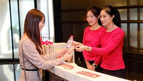 年節到　銀行送發財水拉攏客戶銀行業者近年來都會主動準備經過加持的發財水及發財金發送客戶，貼心安排受到民眾歡迎。（台新銀提供）中央社記者田裕斌傳真　108年1月24日