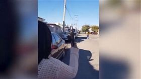 高手在民間！神手媽丟脫鞋　擊中「30」公尺外女兒。（圖／翻攝自The Slavic Archive YouTube）
