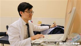 醫師莊傑貿替患者進行心臟超音波檢查。（圖／亞大醫院提供）