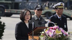 總統致詞慰勉陸軍五三工兵群（2）總統蔡英文（左）25日前往慰勉位於桃園龍蟠營區的陸軍第六軍團五三工兵群，蔡總統致詞表示，107年花蓮地震後，五三工兵群與她一同搭機到當地協助救災，是她的袍澤與戰友，這份袍澤情感，她永記在心。中央社記者徐肇昌攝　108年1月25日