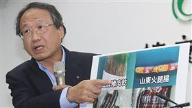 防非洲豬瘟　外國人違法帶肉未繳罰鍰將禁入境非洲豬瘟中央災害應變中心24日舉行記者會，農委會副主委黃金城（圖）宣布，現行是外國人如果違規，第一次離境後，如果仍沒繳清罰鍰，第二次入境時將拒絕入境，但25日起強化力度，違規當下被開出20萬元罰單時，如果不繳清就拒絕入境。中央社記者張新偉攝　108年1月24日