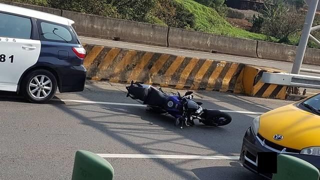 曳引車失控撞護欄！重機閃避不及犁田