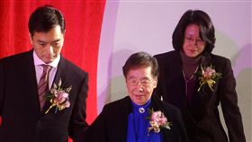 嚴凱泰與母親吳舜文出席裕隆50週年慶裕隆集團3日晚間發出聲明，董事長嚴凱泰（左）今天過世。嚴凱泰對自創品牌納智捷（Luxgen）的重視，可從他曾說「我是把生命跟納智捷畫上等號」一句話看出。圖為2003年間裕隆汽車50週年慶時，嚴凱泰與母親吳舜文（中）出席慶祝活動。（檔案照片）中央社　107年12月3日