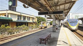 舊火車站飄咖啡香　鐵道迷攜老扶幼尋找老故事新豐火車站設立於1893年，歷經廢站、改建，近年因為新竹工業區旅客增加，在附近新建了火車站。星巴克看準火車站舊址鄰近新竹工業區，加上獨特及歷史性，決定進駐成立新豐門市。（星巴克提供）中央社記者蔡芃敏傳真　108年1月24日
