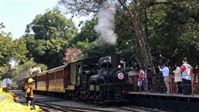 林鐵推檜木列車套裝行程  蒸汽火車頭亮相（2）阿里山林業鐵路及文化資產管理處即日起至3月底推出「檜來嘉驛」檜木列車，每週六、日往返嘉義與北門站，25號Shay蒸汽火車頭24日在車庫園區亮相，為這次活動暖身。中央社記者黃國芳攝  108年1月24日