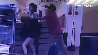 前員工來尋仇！持槍闖店掌摑女店員