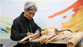 噶瑪蘭族香蕉絲編織傳承者　潘烏吉過世花蓮縣豐濱鄉新社部落的國寶級噶瑪蘭族耆老Ibay（潘烏吉）是香蕉絲編織技藝的傳承者，24日清晨在睡夢中安詳離世，享耆壽94歲。（資料照片）中央社記者李先鳳攝　108年1月24日