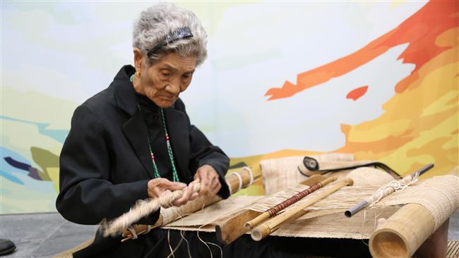 噶瑪蘭族香蕉絲編織　傳承者潘烏吉逝