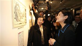 台灣漫畫基地開幕記者會（2）台灣漫畫基地開幕記者會24日在台北舉行，文化部長鄭麗君（前右）出席參觀2樓展區。中央社記者張新偉攝　108年1月24日