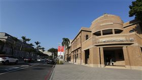 台南市美術館27日正式營運（1）座落在台南市中西區南門路上的台南市美術館1館，前身是台南警察署，是當前台灣現存最早的警察署廳舍，預定27日正式營運。圖右為台南市美術館1館、左為國立台灣文學館。中央社記者張榮祥台南攝　108年1月24日