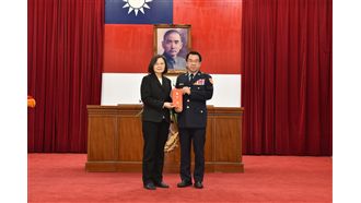 蔡英文送利多！警醫療照顧將比照軍人