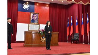 國道警遭撞縫4百針！蔡英文暖心慰問