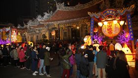 尋找記憶中的年味　陸客赴台鐵粉團要衝了（2）台灣是陸客過年出遊的熱門選擇之一，業者觀察，市面上有一群因為愛上台灣傳統年味，而專門赴台過年的陸客。不論是到龍山寺拜拜或大稻埕辦年貨，都喚起他們對小時候家的記憶。圖為台北龍山寺。中央社記者陳家倫上海傳真　108年1月25日