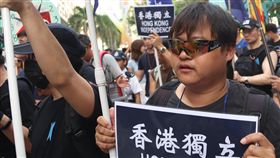 港民陣發起十一遊行　港獨團體參加在中國大陸慶祝「十一」國慶之際，香港民陣1日發起遊行，抗議北京和港府的政治打壓，有10多名學生獨立聯盟成員參加。中央社記者張謙香港攝　107年10月1日