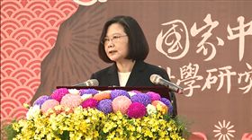 蔡英文總統25日上午前往新北市三峽區慰勉「中科院系統製造中心」同仁。（圖／總統府提供）