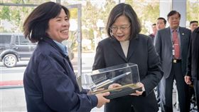 蔡英文總統25日上午前往新北市三峽區慰勉「中科院系統製造中心」同仁。（圖／總統府提供）